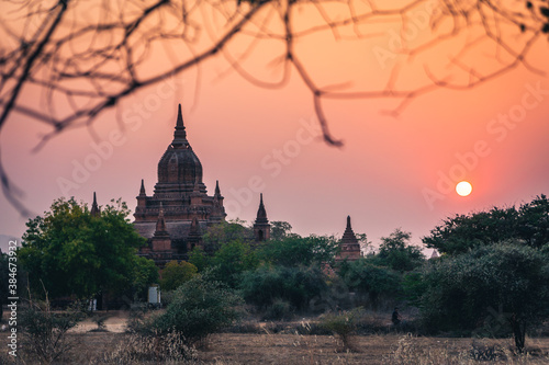 Fotomural myanmar burma bagan buddhist holy pagoda at sunset
