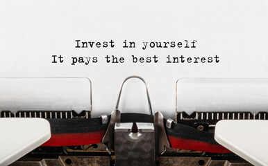 Aufkleber - Text Invest in yourself, it pays the best interest typed on retro typewriter