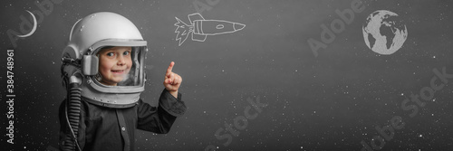 Fotografía A small child imagines himself to be an astronaut in an astronaut's helmet