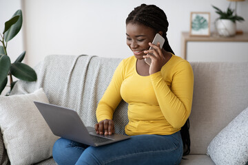 Aufkleber - Remote Work. Cheerful African Female Working With Laptop And Cellphone At Home