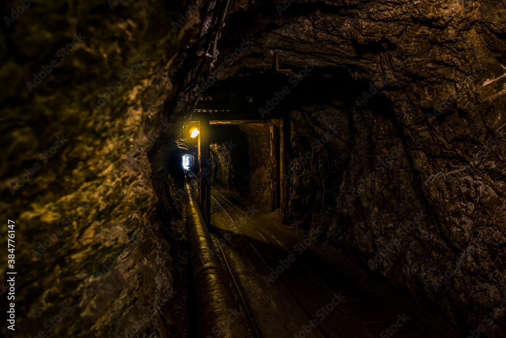 podziemny tunel w starej kopalni - obrazy, fototapety, plakaty 
