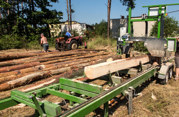 Mobile sawing equipment for logs in the open air.  Mobility and work speed