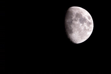 La lune satellite de la Terre