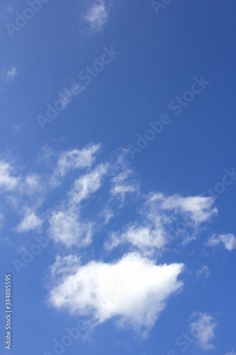 澄みきった秋空にぽっかり浮いた白い雲 Stock Photo Adobe Stock