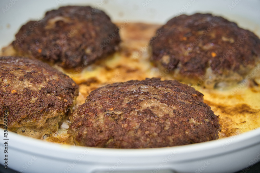 Frikadellen Gemüse Fleisch Paddys mit Kurkuma beim Anbraten in weißer ...