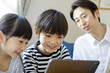© arc image gallery - タブレットPCを見る子供たちと父親