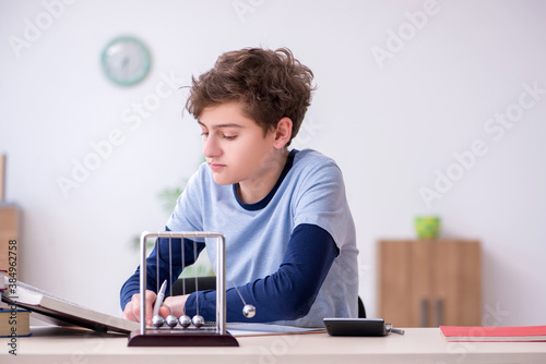 Fotografía Schoolboy studying physics at home