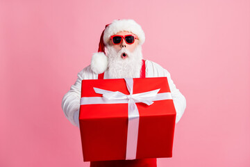 Canvas Print - Omg season shopping sale x-mas christmas presents. Astonished santa claus impressed big gift box open mouth wear overalls suspenders sunglass headwear isolated pastel color background