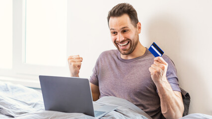 Aufkleber - Man At Laptop Shaking Fists Holding Credit Card In Bedroom