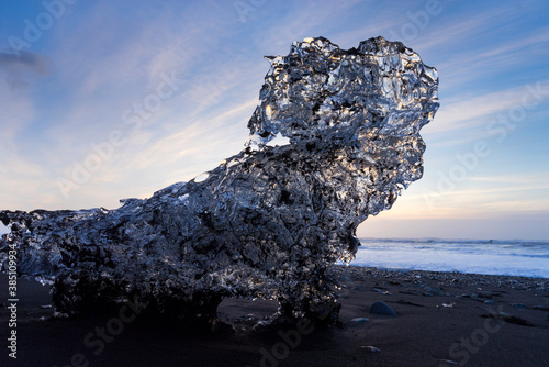 Cuadros en Lienzo Jokulsarlon beach, Vatnatjokull glacier, Southern Iceland, Iceland, Europe