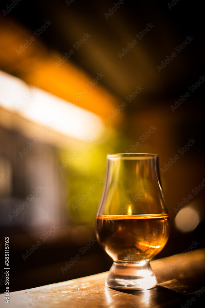 Close up shot a Glencairn whisky glass - obrazy, fototapety, plakaty 