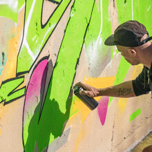 Personne En Train De Faire Des Graffitis Sur Un Mur, Street Art