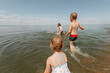 © Oxana Guryanova
Kinder-und Familienfotografie/Westend61 - Kids having fun during summer vacation at beach