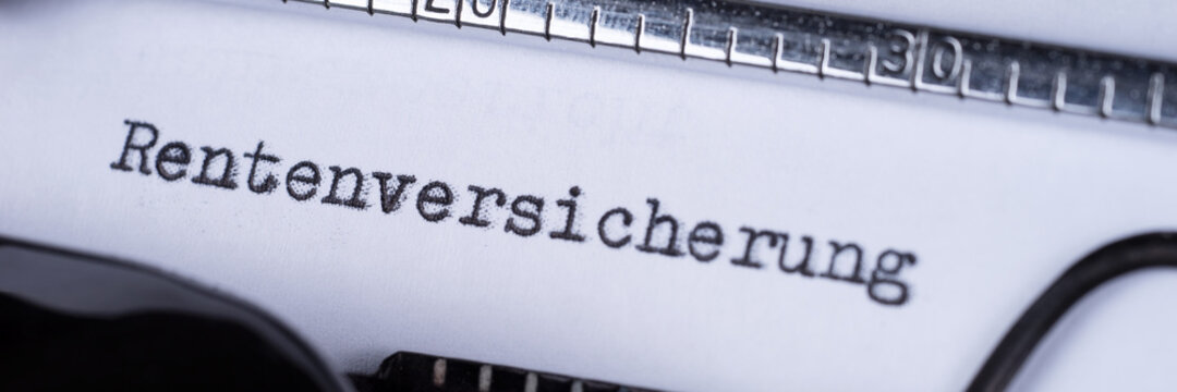 Panorama - Rentenversicherung, geschrieben auf einer alten Schreibmaschine