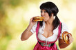 © drewsdesign - Brezel essen