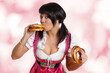 © drewsdesign - Brezel essen