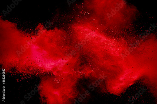Dekoracja na wymiar  wybuch-czerwonego-proszku-na-czarnym-tle-zatrzymaj-ruch-rozprysku-czerwonych-czastek-kurzu
