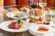 Leinwandbild Motiv レストランのテーブルに並んだ料理とワイン　イタリアン