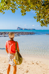 Poster - femme sur plage de Cap Malheureux contemplant l’île du Coin de Mire, île Maurice 