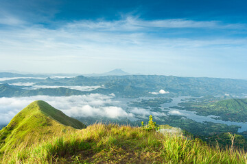 Plano general del hermoso paisaje del cerro Eramon ubicado en El Salvador . fotografía tomada arriba de las nubes en la cima de una montaña.  escalando montañas como forma de turismo.