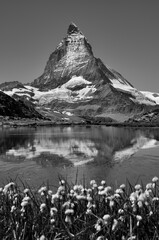 Matterhorn Zermatt Berg Spiegelung Riffelsee Gornergrat Schweiz Wallis Panorama Reflektion Gipfel Hochgebirge Sehenswürdigkeit Switzerland Monte Cervino Italien Klimawandel Graustufen Schwarzweiß 2010