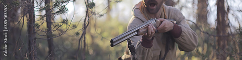 Fotografía man goes hunting forest summer / landscape in the forest, huntsman with a huntin