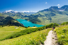 Magnifique Panorama De Montagne Depuis Un Sentier En Balcon, Père Et Fille Admirant Le Lac De Roselend Et Le Mont Blanc. Beaufortain, Savoie