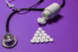 Tabletki wypadające z pudełka - fiolet