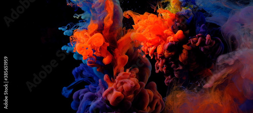 Dekoracja na wymiar  kolorowe-krople-w-wodzie-abstrakcyjna-mieszanka-kolorow-kropla-farby-z-mieszanka-kolorow-atramentu-spadajaca-na-wode-kolorowe