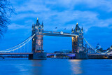 Fototapeta Londyn - イギリス　ライトアップされたロンドンのタワーブリッジ