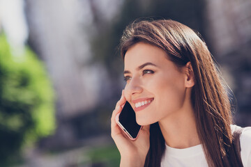 Poster - Photo portrait of girl smiling talking on phone outdoors