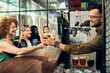 © Dangubic/Westend61 - Barkeeper handing over glass of beer to woman in a pub