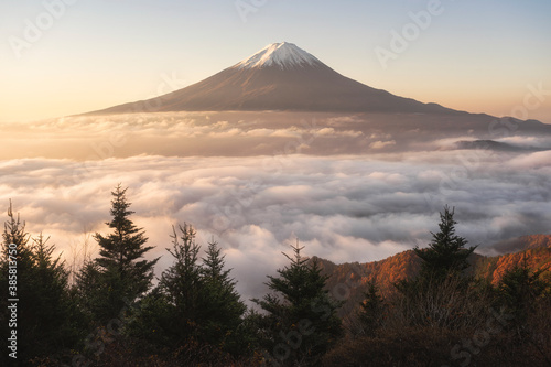 Fotografía Scenic view of Mount Fuji against sky during sunrise