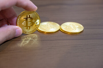 ビットコインを手に取るイメージ