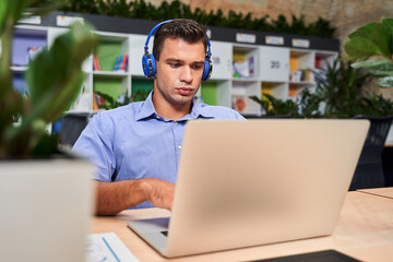 Aufkleber - Businessman is sitting at the desk