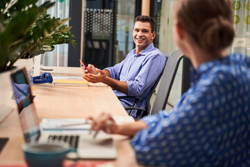 Canvas Print - Colleagues are sitting at the office