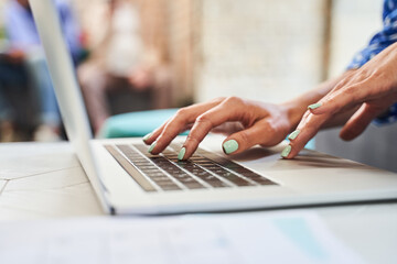 Aufkleber - Female worker working on-line via laptop