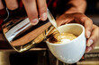 © GeisaB - Preparando um capuccino