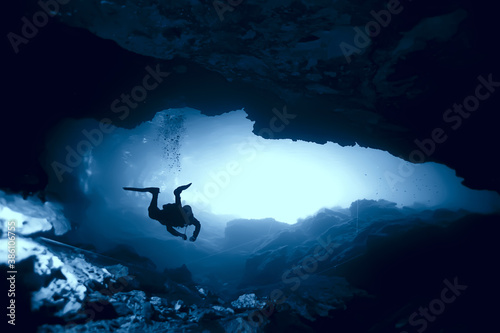 Plakaty nurkowanie  nurkowanie-w-cenotach-meksyk-niebezpieczne-jaskinie-nurkowanie-na-jukatanie-ciemny-krajobraz-jaskiniowy
