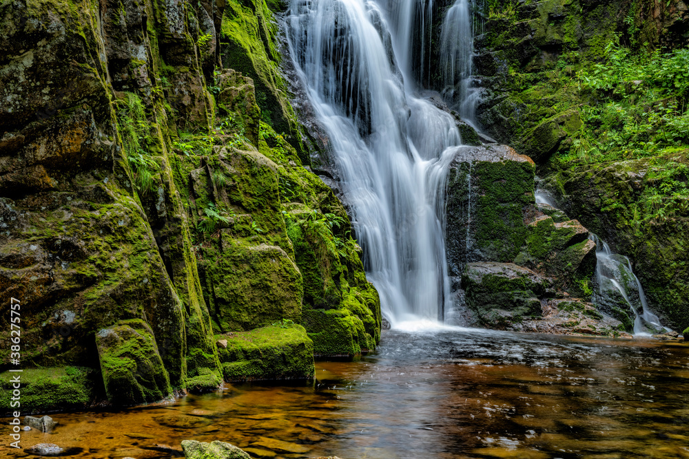 piękny górski wodospad, siła i piękno natury woda kamienie i zieleń - obrazy, fototapety, plakaty 