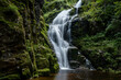 piękny górski wodospad, siła i piękno natury woda kamienie i zieleń