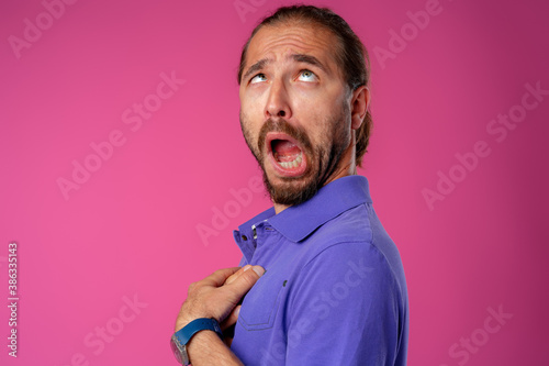 Cuadros en Lienzo Funny emotional man making faces and grimacing