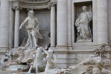 Canvas Print - famous landmark trevi fountain in rome city center italy