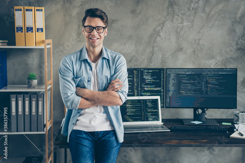 Fotografía Portrait of his he nice attractive content cheerful cheery geek guy technician s