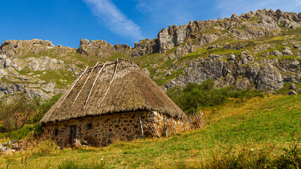 Braña o cabaña asturiana en el prado de un monte del parque Natural de Somiedo en Asturias