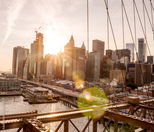 Cuadros en Lienzo View from the Brooklyn Bridge to the central part of the city with skyscrapers against the backdrop of the setting sun