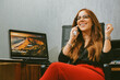 © Gener Vázquez - mujer joven mexicana trabajando hablando por telefono contenta divertida orgullosa