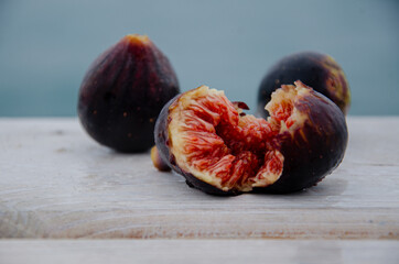 Ripe figs lie on the boards in the fresh air.