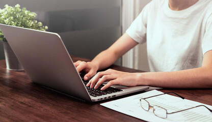 Fototapete - Businesswoman hands using laptop computer with the press keyboard at office.