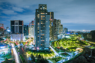 Ciudad encendida en paisaje nocturno